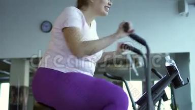 胖女人在健身自行车上<strong>剧烈运动</strong>